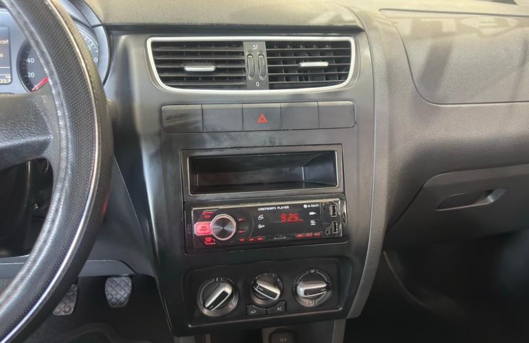 Volkswagen Fox 1.0 Mi 8v - Foto #10