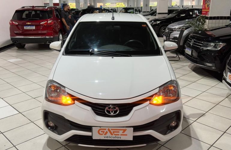 Toyota Etios 1.3 X 16v - Foto #2