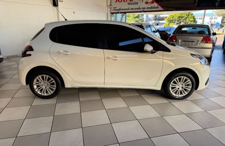 Peugeot 208 Active Pack 1.2 12V (Flex) - Foto #8