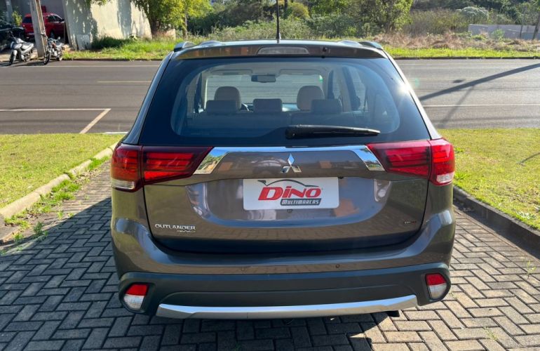 Mitsubishi Outlander 2.2 DI-D HPE-S 4WD - Foto #5
