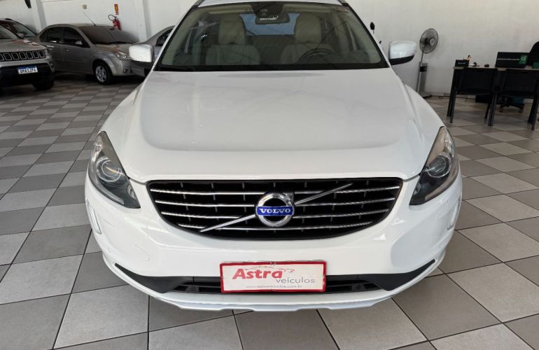 Volvo XC60 2.0 T5 Drive-E Dynamic - Foto #2