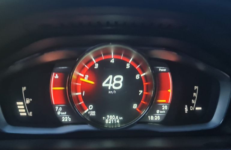 Volvo XC60 2.0 T5 Drive-E R-Design - Foto #1