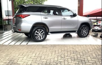 Toyota SW4 2.8 TDI SRX 7L 4x4 (Aut) - Foto #4