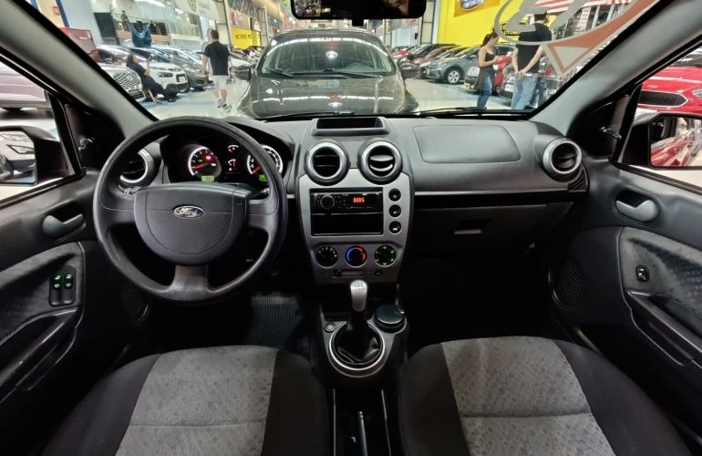 Ford Fiesta 1.6 MPi Class Hatch 8v - Foto #10
