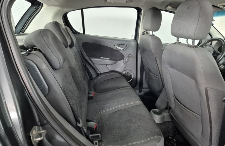 Fiat Palio Attractive 1.0 8V (Flex) - Foto #8