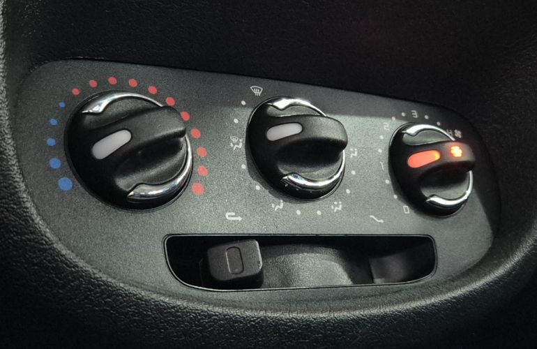 Renault Clio Expression 1.0 16V (Flex) - Foto #10