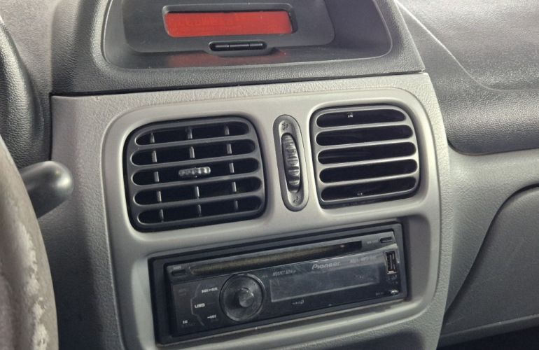 Renault Clio Sedan Expression 1.0 16V (flex) - Foto #9