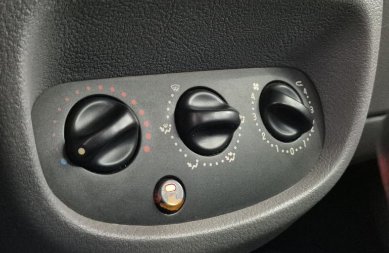 Renault Clio Sedan Expression 1.0 16V (flex) - Foto #10