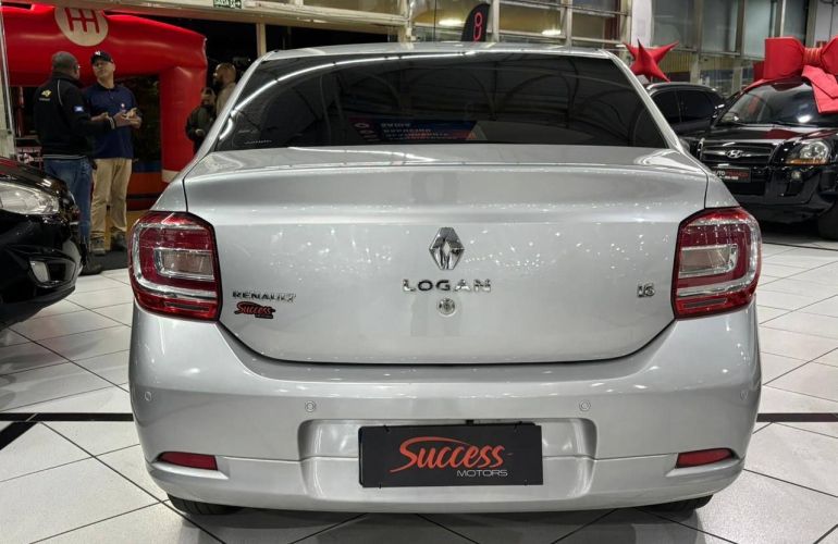 Renault Logan 1.6 Expression 8v - Foto #6