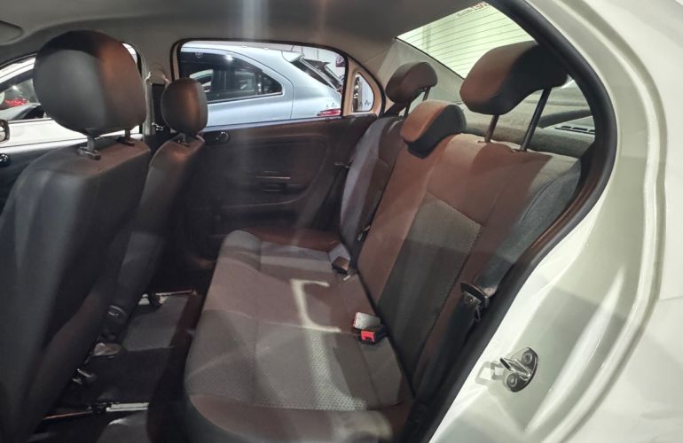 Volkswagen Voyage 1.6 Msi - Foto #8