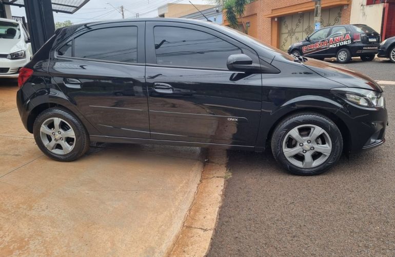 Chevrolet Onix 1.4 MPFi LTZ 8v - Foto #4