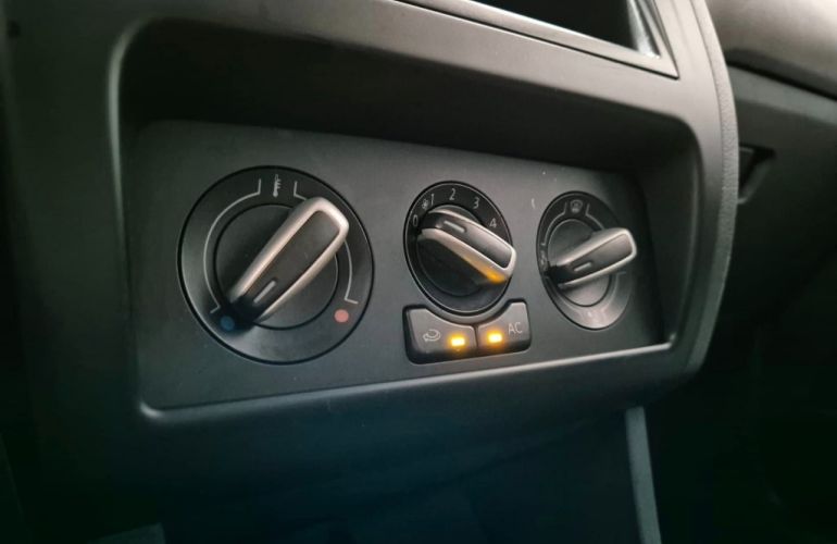 Volkswagen Fox 1.0 8V (Flex) - Foto #9