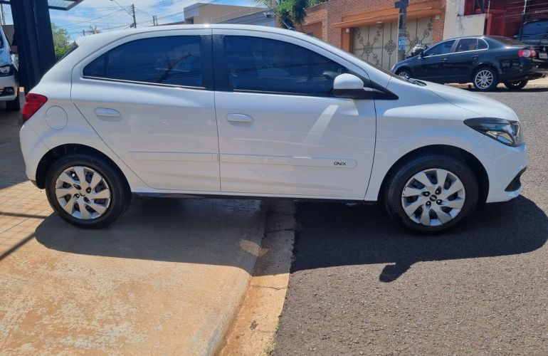Chevrolet Onix 1.4 MPFi LT 8v - Foto #4