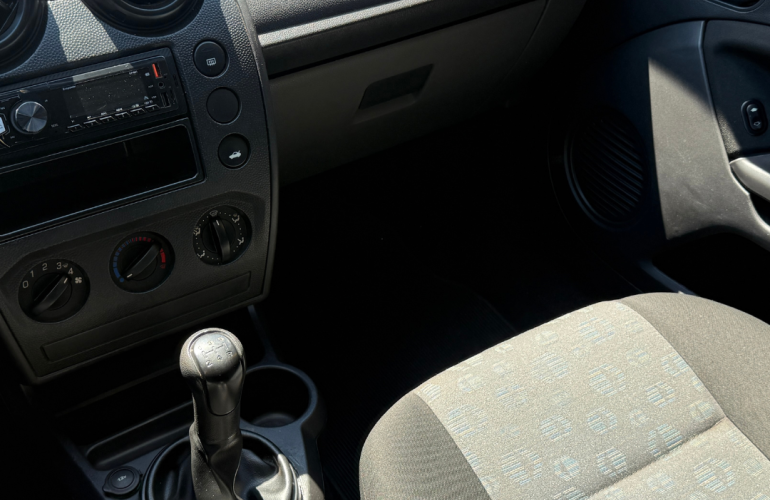 Ford Fiesta Hatch 1.0 - Foto #5