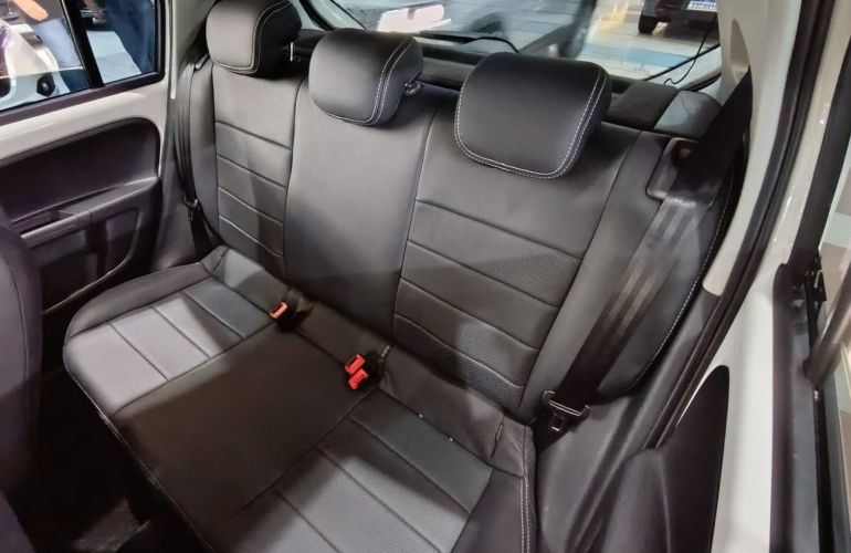 Volkswagen Up 1.0 170 TSi Total Connect - Foto #9