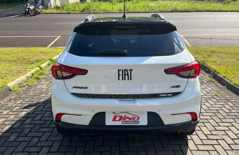 Fiat Argo 1.8 Trekking (Aut) - Foto #5