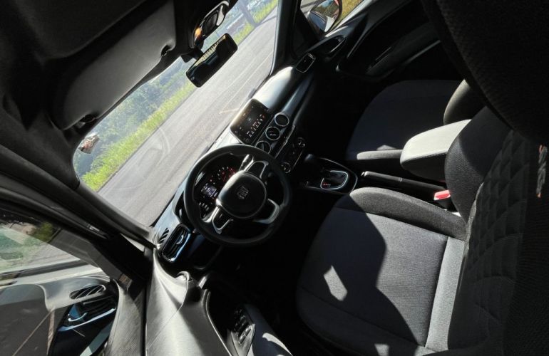 Fiat Argo 1.8 Trekking (Aut) - Foto #8