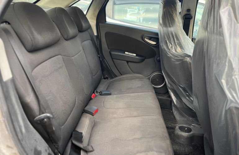 Fiat Grand Siena 1.4 MPi Attractive 8V Flex 4p Manual - Foto #9