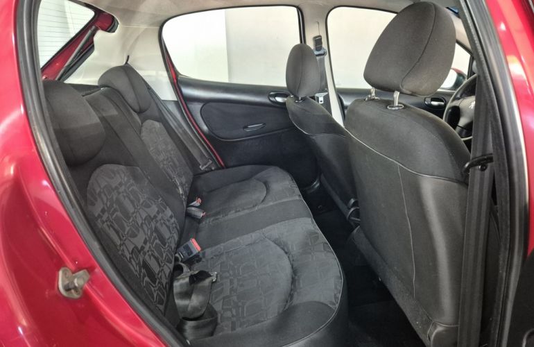 Peugeot 207 Hatch XR 1.4 8V (flex) 4p - Foto #10