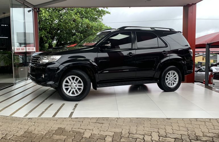 Toyota Hilux SW4 3.0 TDI 4x4 SRV 7L - Foto #1