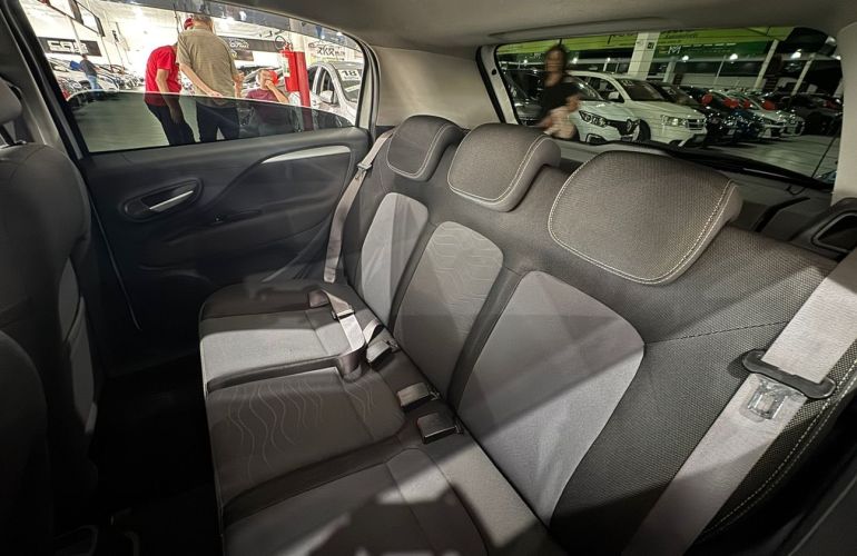 Fiat Punto 1.6 Essence 16v - Foto #8