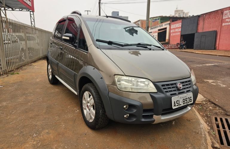 Fiat Idea Adventure 1.8 16V Dualogic (Flex) - Foto #2