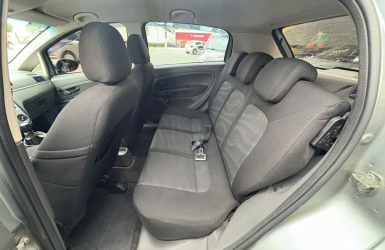 Fiat Punto 1.4 Attractive 8v - Foto #6