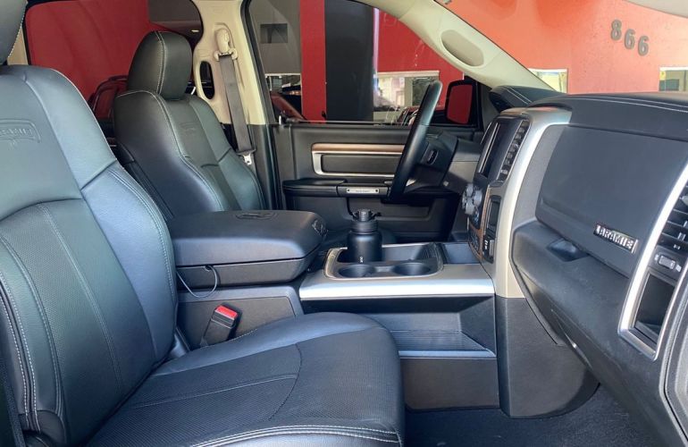 RAM Classic 5.7 V8 Laramie CD 4x4 - Foto #6