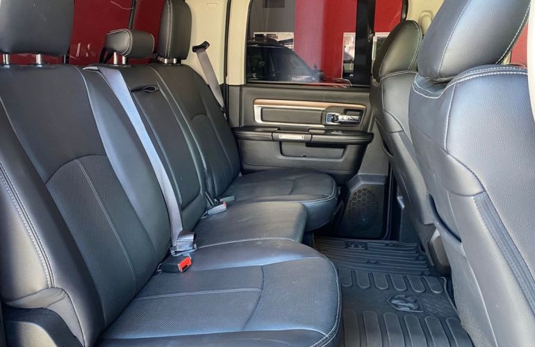 RAM Classic 5.7 V8 Laramie CD 4x4 - Foto #7