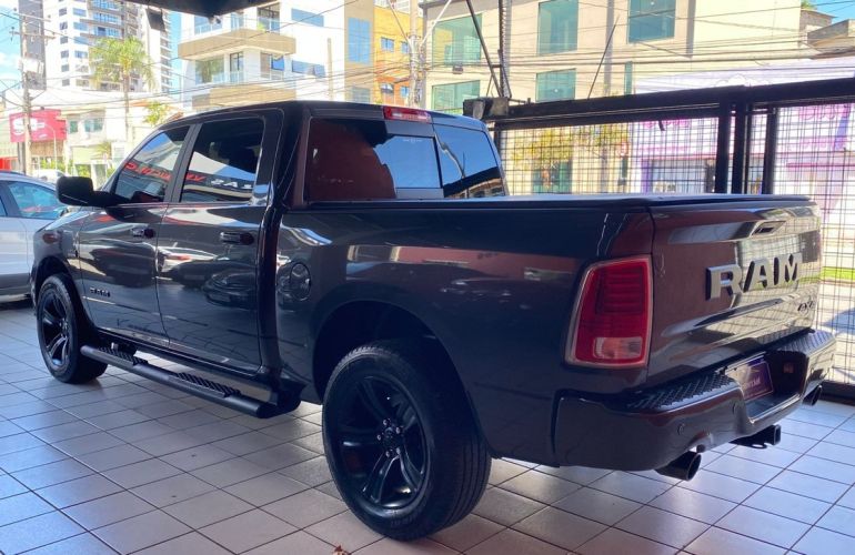 RAM Classic 5.7 V8 Laramie CD 4x4 - Foto #8