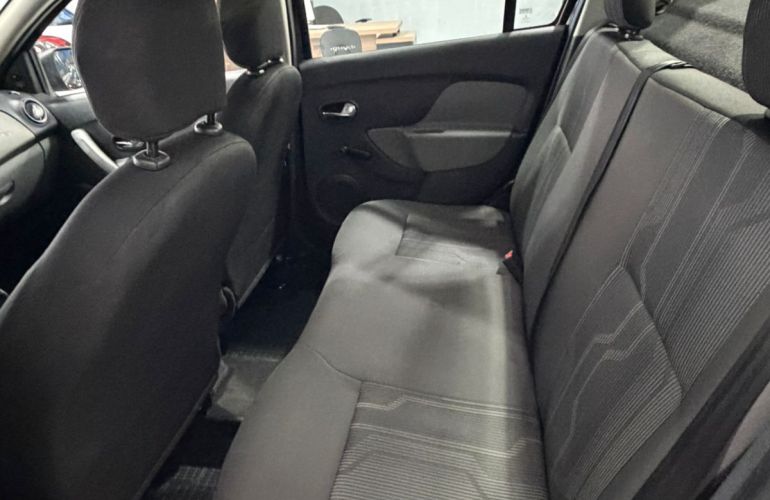 Renault Logan Expression 1.0 16V (Flex) - Foto #7