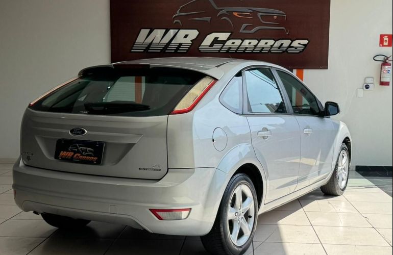 Ford Focus 2.0 Titanium Hatch 16v - Foto #4