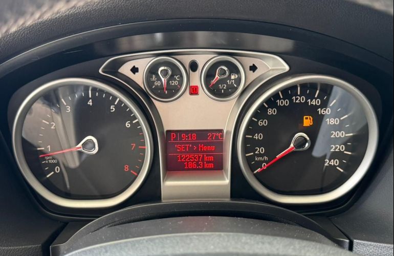 Ford Focus 2.0 Titanium Hatch 16v - Foto #5