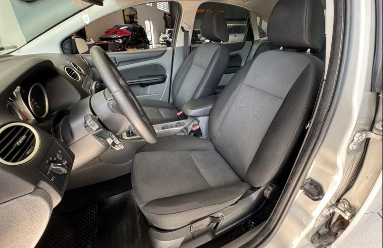 Ford Focus 2.0 Titanium Hatch 16v - Foto #6