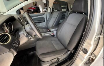 Ford Focus 2.0 Titanium Hatch 16v - Foto #6