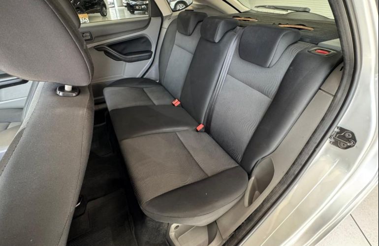 Ford Focus 2.0 Titanium Hatch 16v - Foto #7