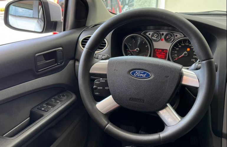 Ford Focus 2.0 Titanium Hatch 16v - Foto #10