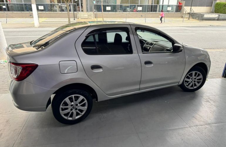 Renault Logan Authentique 1.0 16V (flex) - Foto #3