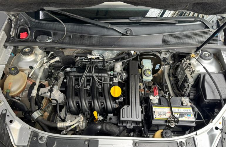 Renault Logan Authentique 1.0 16V (flex) - Foto #8