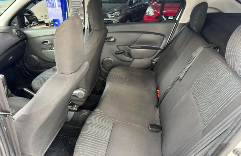 Renault Logan Authentique 1.0 16V (flex) - Foto #10