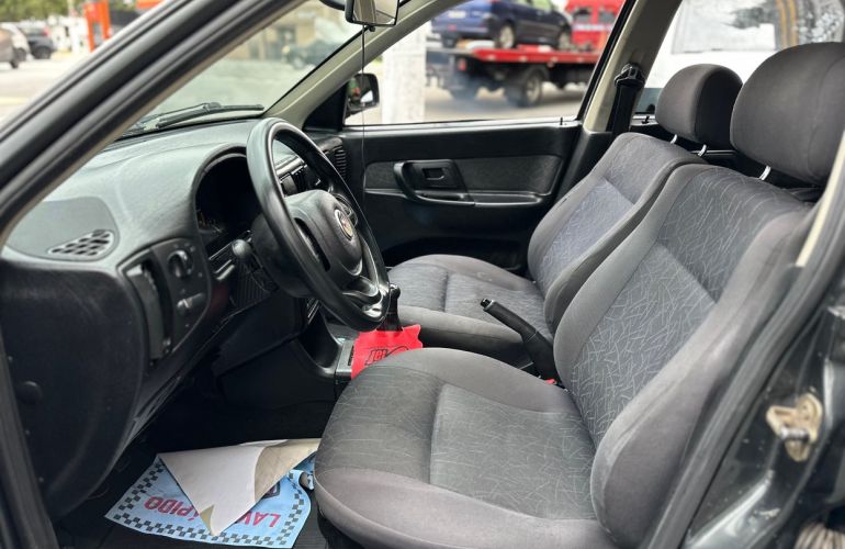 Volkswagen Polo 1.8 Mi Classic Special Sedan 8v - Foto #9