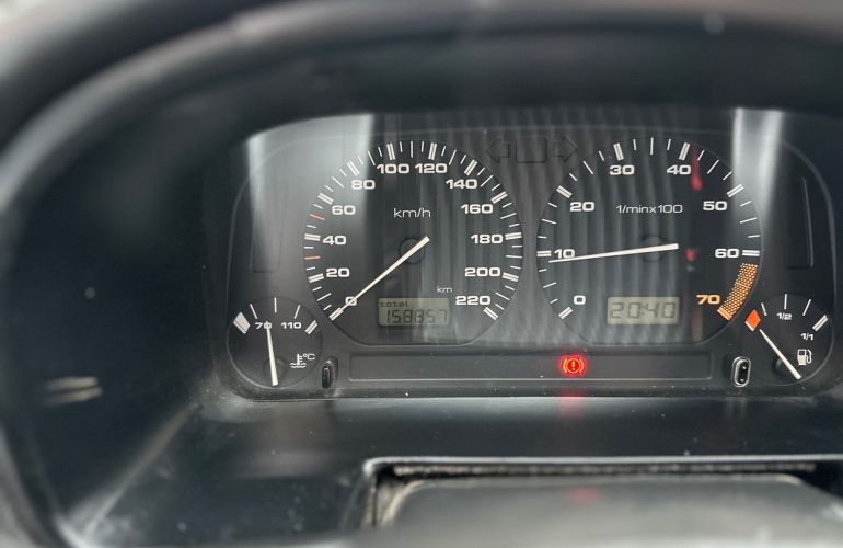 Volkswagen Polo 1.8 Mi Classic Special Sedan 8v - Foto #10