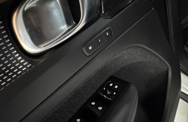 Volvo XC40 2.0 T5 R-Design AWD - Foto #8