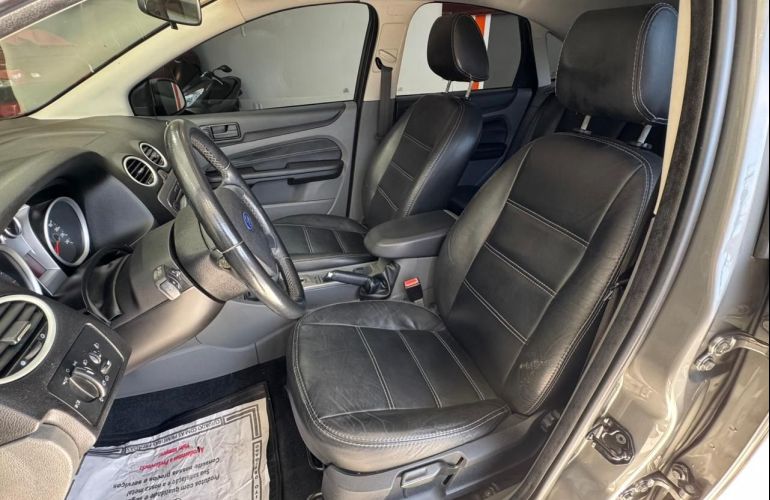 Ford Focus 1.6 SE 16v - Foto #5