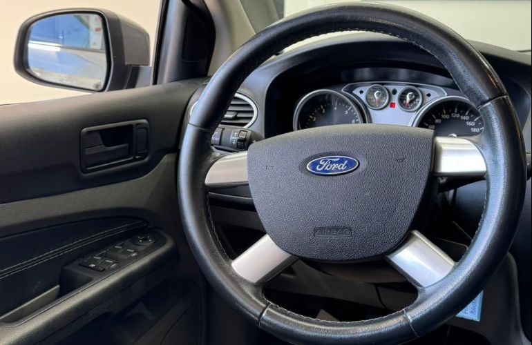 Ford Focus 1.6 SE 16v - Foto #9