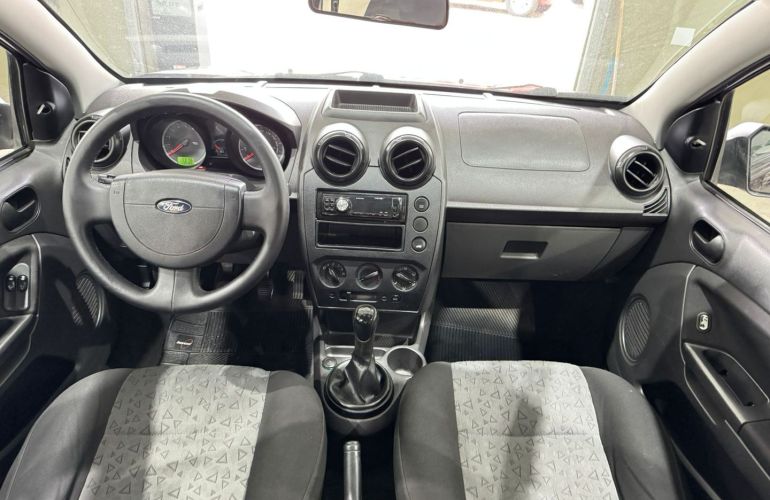 Ford Fiesta 1.6 MPi Sedan 8V Flex 4p Manual - Foto #8