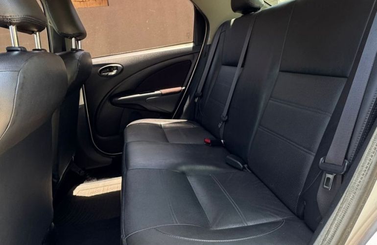 Toyota Etios 1.5 X Sedan 16v - Foto #5