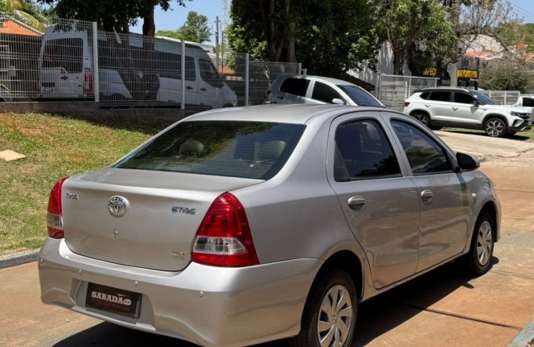 Toyota Etios 1.5 X Sedan 16v - Foto #8