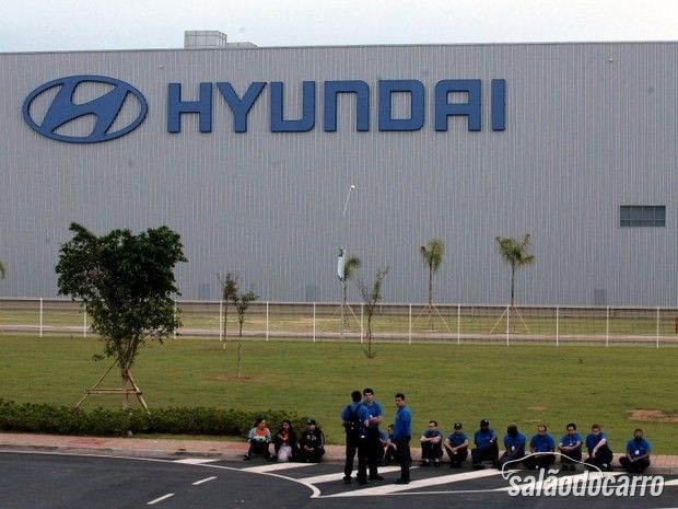 Funcionários em frente à fábrica da Hyundai