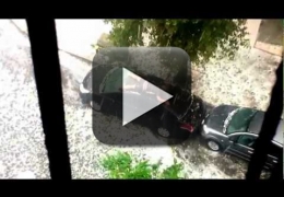 Vídeo: Dono protege o carro de chuva de granizo